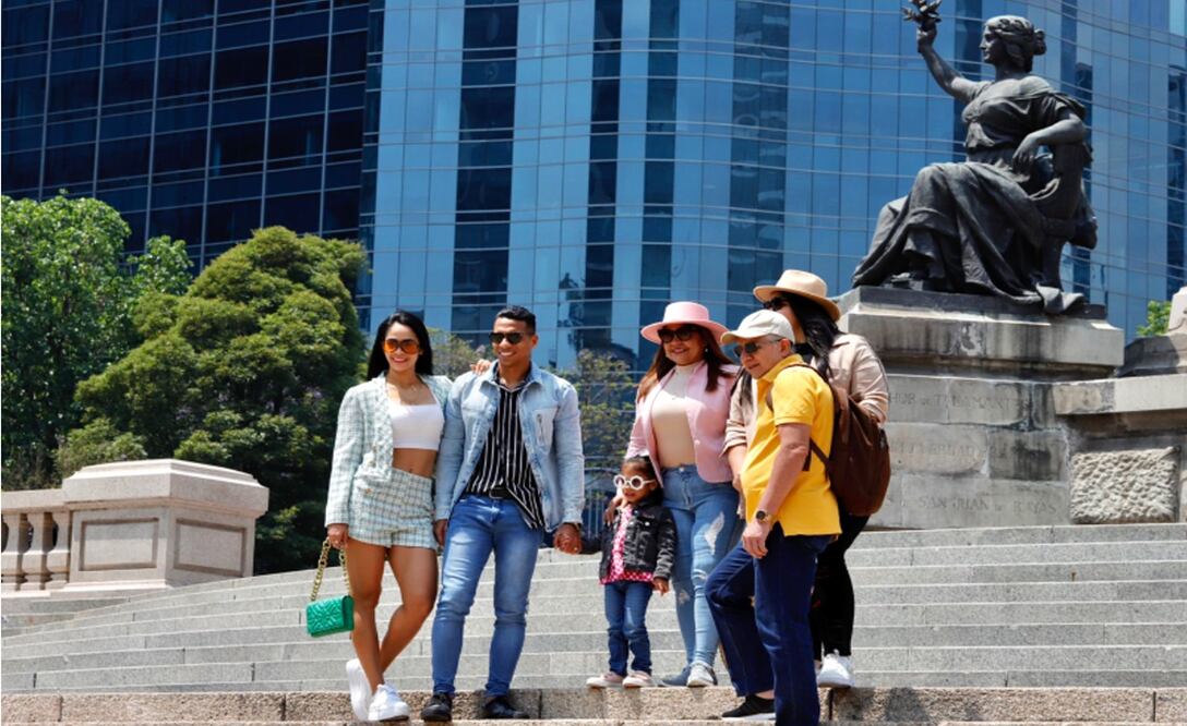 Luego de dos años de pandemia por Covid-19 en la que ciudadanos se vieron impedidos de asistir a espacios cerrados como museos y restaurantes, entre otros, la Ciudad de México pasó este año a semáforo verde, por lo que estas vacaciones de Semana Santa son aprovechadas por capitalinos y visitantes. Ángel de la Independencia. Foto: Berenice Fregoso