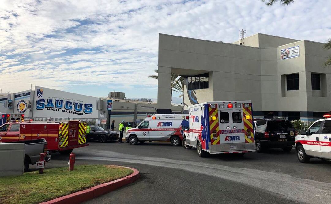Los alumnos de un escuela en Santa Clarita fueron evacuados luego de un reporte de tiroteo (Foto: AP)