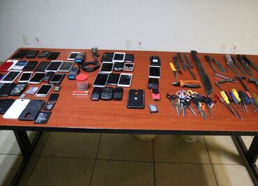 Aseguran celulares, droga y cuchillos en penal de Culiacán