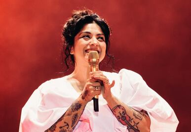 Le dan tache a nuevo look de Mon Laferte