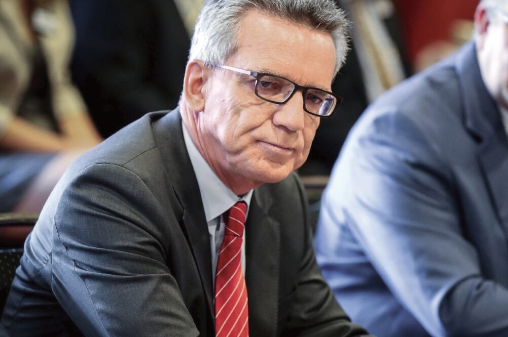 Alerta. El ministro del Interior, Thomas de Maiziére, dijo que una de las catástrofes podría ser el envenenamiento del agua corriente (ARCHIVO. EL UNIVERSAL)