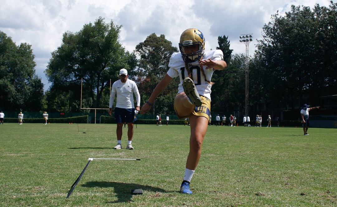 Andrea Martínez, primera pateadora en la historia de la ONEFA. Foto: Especial
