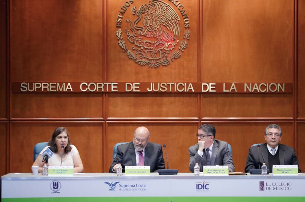 La ex consejera jurídica Leticia Bonifaz, y los investigadores de la UNAM, Héctor Fix-Fierro, José María de la Serna y Daniel Márquez Gómez, durante la presentación de un libro en la SCJN. Foto: IVÁN STEPHENS. EL UNIVERSAL