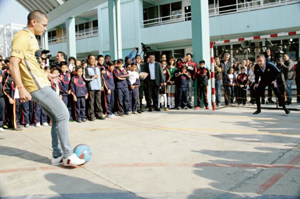 El capitán de los Pumas, Darío Verón, y el titular de la SEP, Aurelio Nuño, jugaron una tanda de tiros penales y un partido con alumnos de nivel básico en el patio del plantel, partido que ganó la escuadra comandada por el paraguayo (SEP)
