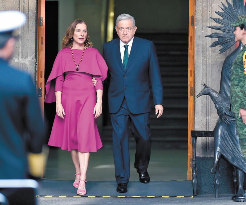 En punto de las 9:02 horas el presidente Andrés Manuel López Obrador y su esposa Beatriz Gutiérrez Müller aparecieron en el Patio de Honor de Palacio Nacional. PRESIDENCIA