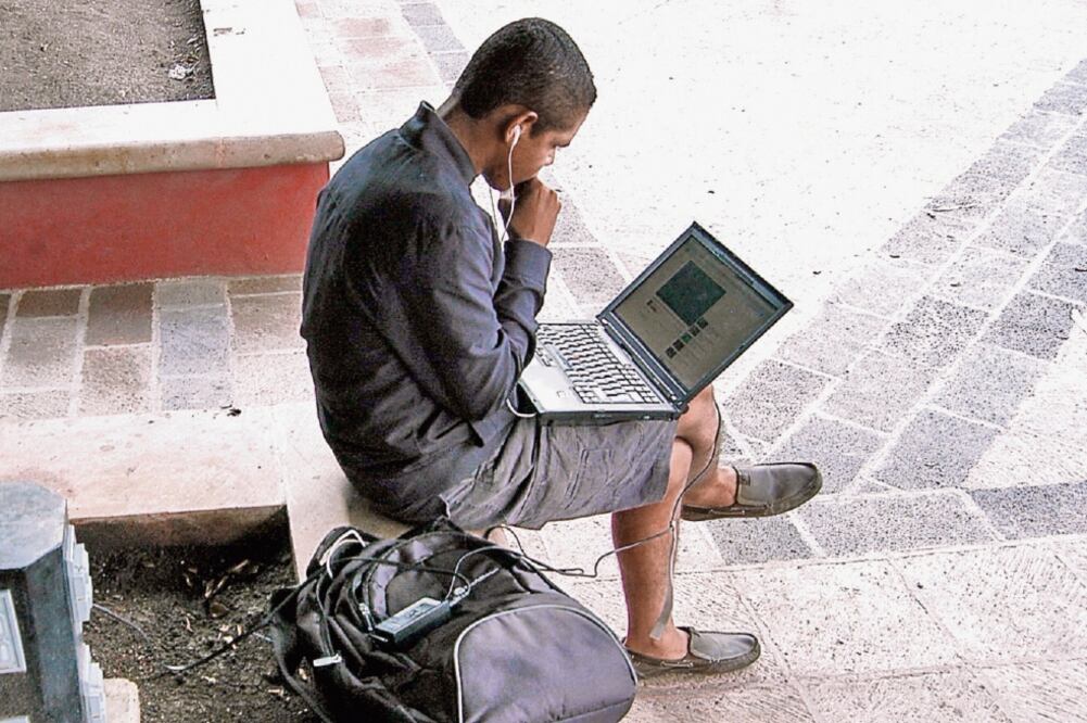 Prevención. El Inai sugiere no conectarse a redes públicas para realizar pagos en línea (ARCHIVO. EL UNIVERSAL)