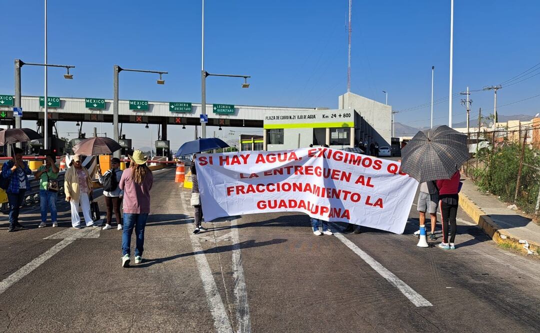 Habitantes de Ecatepec bloquean la autopista México-Pachuca porque no tienen agua potable. Foto: Emilio Fernández