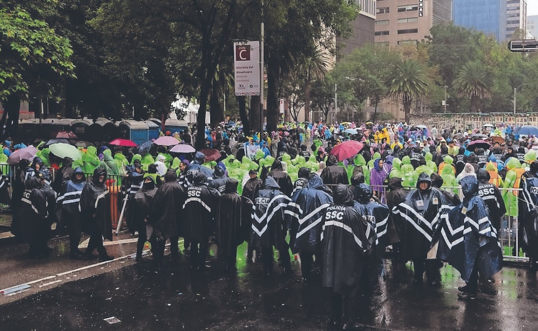Dos horas antes del partido, en la zona del Ahuehuete se cerró el paso para llegar al Ángel. No obstante, tras la presencia de aficionados se reabrió intermitentemente. Foto: Hugo Salvador/ EL UNIVERSAL