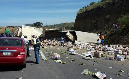 Vuelca tráiler en la México-Puebla; hay cierre en dirección al DF