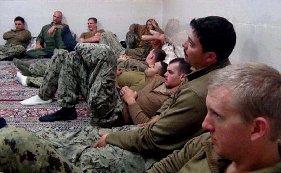 Imagen proporcionada por la Guardia Revolucionaria Iraní en la que se observa a varios marineros de EU detenidos en un lugar no revelado en Irán. (Foto: AP)