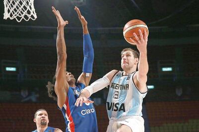 Paso albiceleste perfecto y Nocioni es la figura