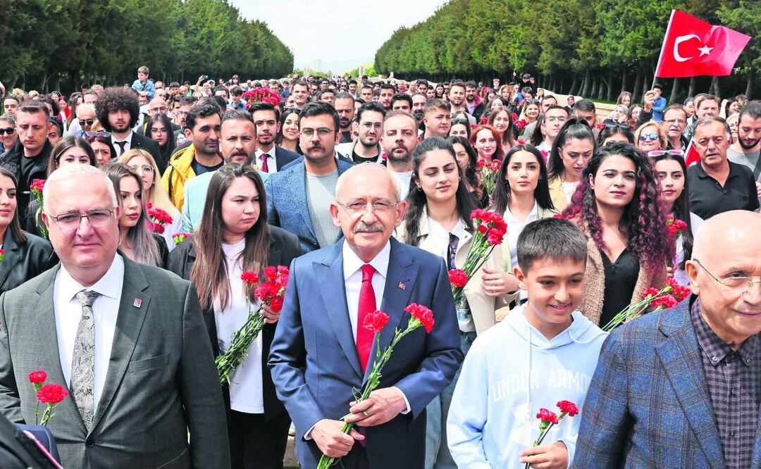 El candidato presidencial del Partido Popular Republicano, Kemal Kilicdaroglu (centro), en el mausoleo del fundador de Turquía, Mustafa Kemal Ataturk, en Ankara, Foto: Adem Altan / AFP