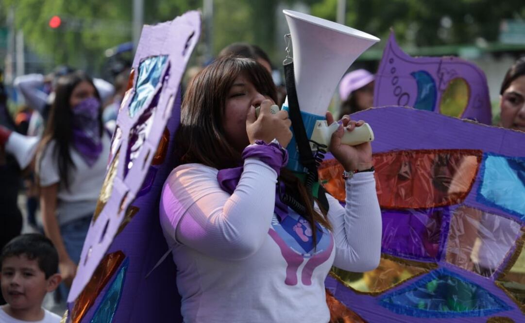 Con poca afluencia de manifestantes comienzan a avanzar los primeros contingentes por la marcha en el Día Internacional de la Eliminación de la Violencia contra las Mujeres este martes 25 de noviembre de 2025. Foto: Fernanda Rojas/ EL UNIVERSAL