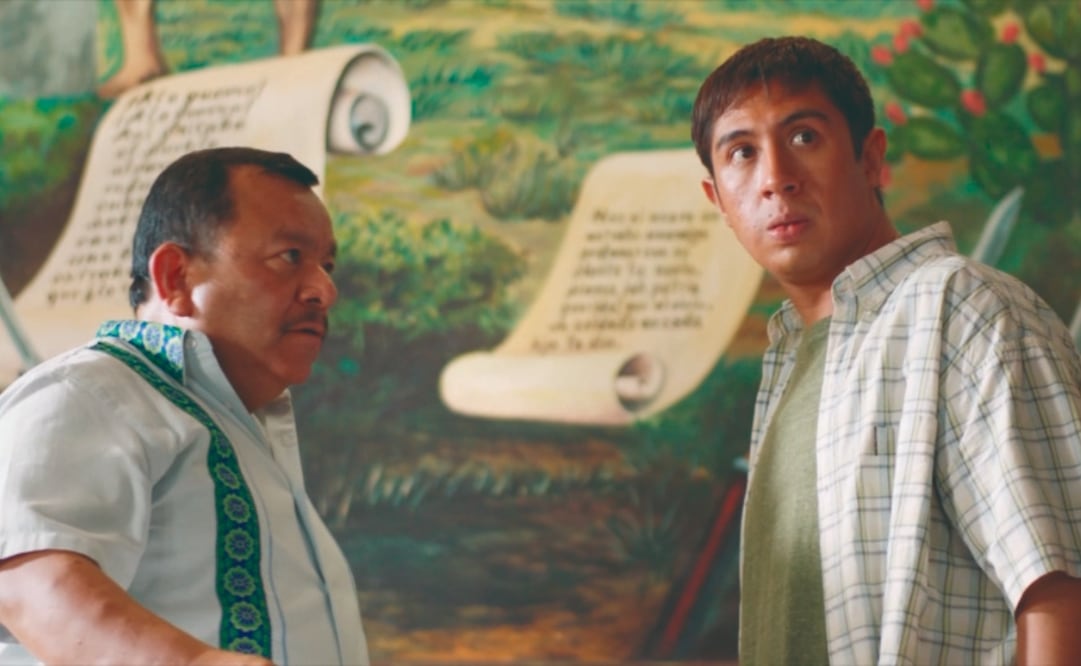 Palacios es un alcalde que encarga a un cineasta (Sosa) un filme donde los “gringos” son villanos. Foto: Cinépolis Distribución
