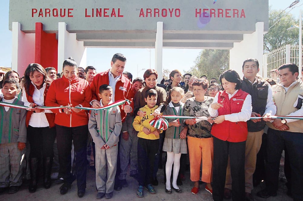 Rosario Robles, titular de la Sedatu, al inaugurar en Zacatecas el parque Arroyo Herrera junto al gobernador Miguel Alonso Reyes (ESPECIAL)