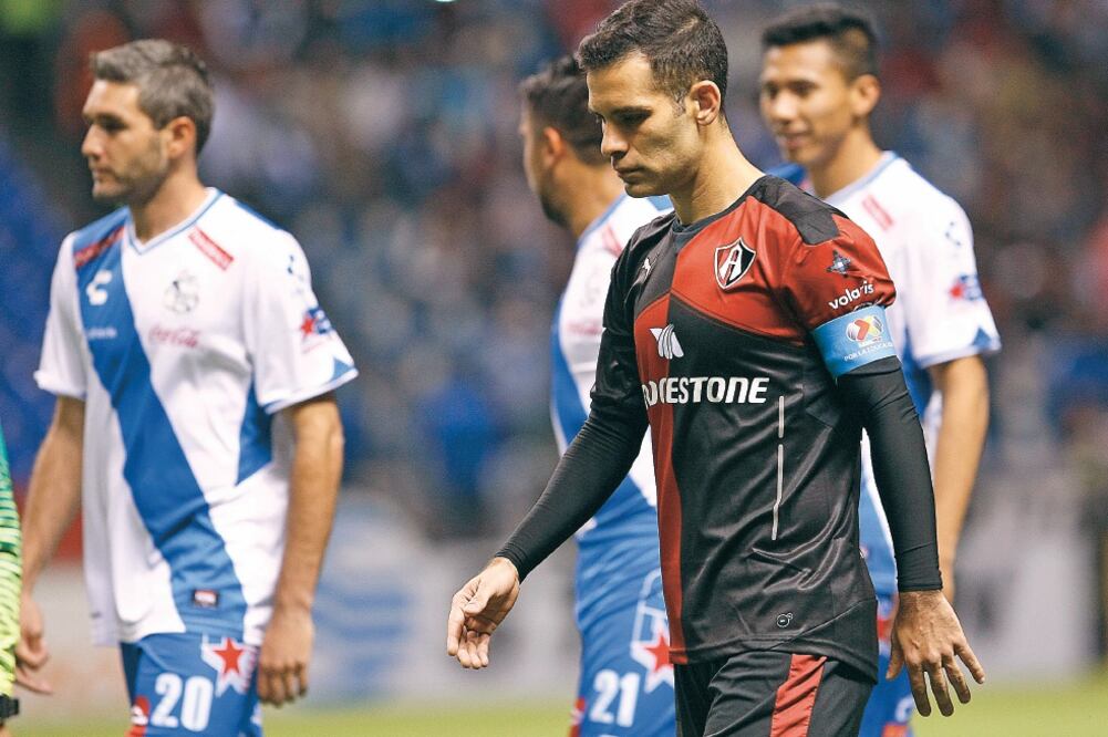 Rafael Márquez (der.) fue desbordado por la ofensiva poblana (IMAGO7)