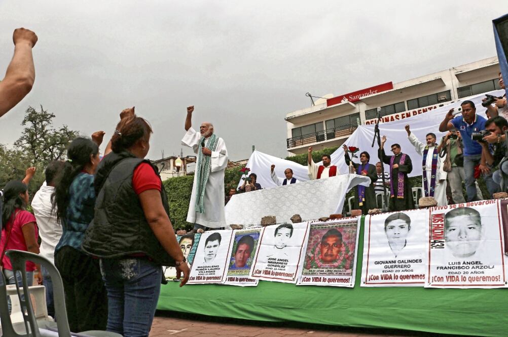 Familiares de los 43 estudiantes de Ayotzinapa desaparecidos participan en una jornada de búsqueda de tres días en Iguala (ÉDGAR DE JESÚS ESPINOZA. XINHUA)