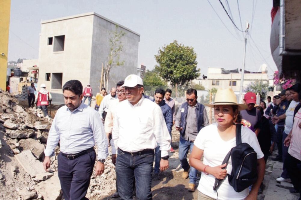 El comisionado para la Reconstrucción, Édgar Tungüí (izquierda), realiza recorridos semanales por las colonias afectadas en Tláhuac. (CDMX)