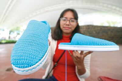 Jóvenes tejen zapatos ecofriendly y a la medida