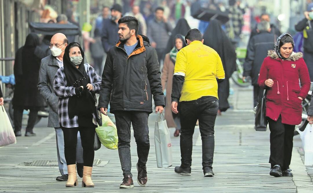 Iraníes en un centro comercial de Teherán. Las protestas por la muerte de Mahsa Amini han perdido fuerza tras las ejecuciones.
