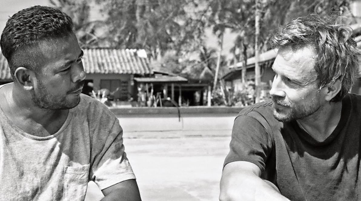 Leo (Ilja Stahl, derecha) es un periodista alemán que viaja a Tailandia para hacer un reportaje sobre un grupo rebelde. Foto: Jost Hering Filmproduktion