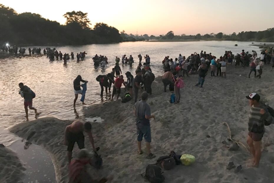 Cientos de migrantes centroamericanos ingresan a México desde Guatemala