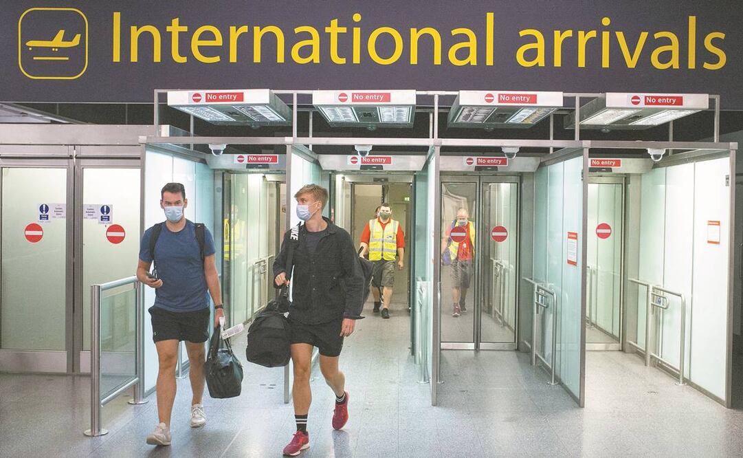 Pasajeros llegan al aeropuerto Gatwick de Londres, que impuso cuarentena a los viajeros procedentes de España. Foto: DOMINIC LIPINSKI. AP