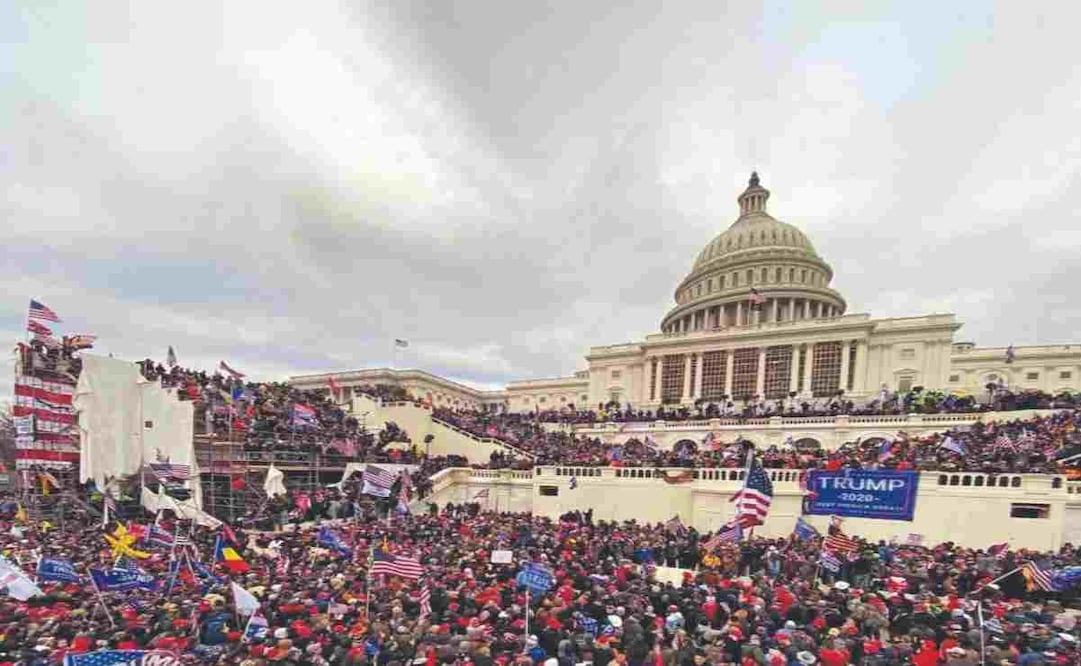 Una multitud se congregó en el Capitolio el 6 de enero de 2021, antes de entrar por la fuerza para evitar la certificación de Biden. Foto: Especial (06/01/2025)