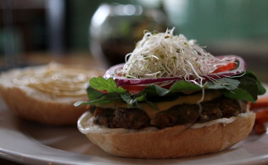 Numerosos estudios señalan la idea de que la gente a dieta tiende a juzgar mal la cantidad de comida que ha ingerido. (FOTO:Archivo/ EL UNIVERSAL) 