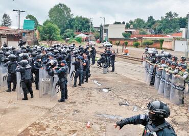 Retiran bloqueos de maestros en vías del tren