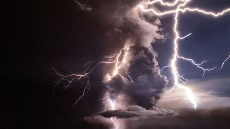 Las fotos de la erupción del volcán de Filipinas que tiene en alerta al país