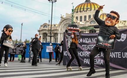 Teatreros bloquean Eje Central; exigen reinicio de actividades artísticas en CDMX