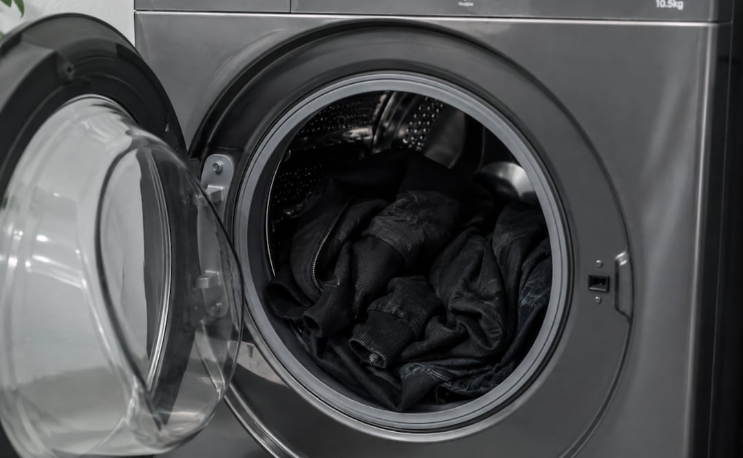 Te contamos cómo lavar tus prendas negras para que no pierdan el color.  Foto: Creada con IA