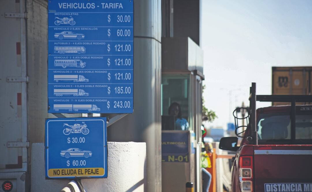 Automovilistas señalan que el aumento de cinco pesos en el peaje de la autopista Peñón-Texcoco no corresponde a las condiciones en las que se encuentra la vialidad, pues está deteriorada, tiene muchos vados y tampoco hay señalamientos adecuados en las salidas. “Es cara y siempre está en mal estado”, denunciaron. Foto: Luis Camacho. El Universal