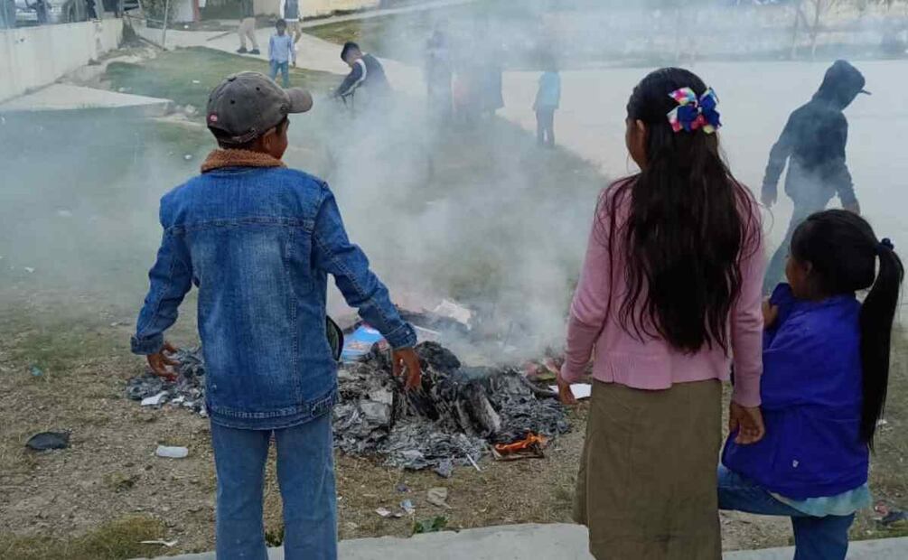 Los libros fueron apilados en una jardinera, sin que abrieran las cajas donde son transportados, donde les rociaron combustible y luego les prendieron fuego. Foto: Cortesía de Oscar Gómez.