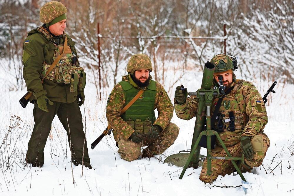 Soldados de la Brigada Khartia de la Guardia Nacional Ucraniana, ayer en un ejercicio militar en la zona de Kupiansk-Lyman, al este del país. Foto: Antonio Cotrim | EFE