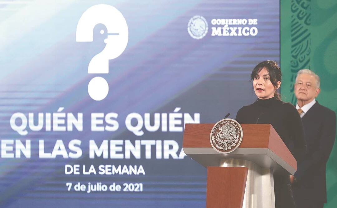El presidente López Obrador y Ana Elizabeth García Vilchis, directora de Redes de la Coordinación General de Comunicación Social y Vocería de la Presidencia, en la sección “Quién es quién en las mentiras de la semana”. Foto: Berenice Fregoso/EL UNIVERSAL.