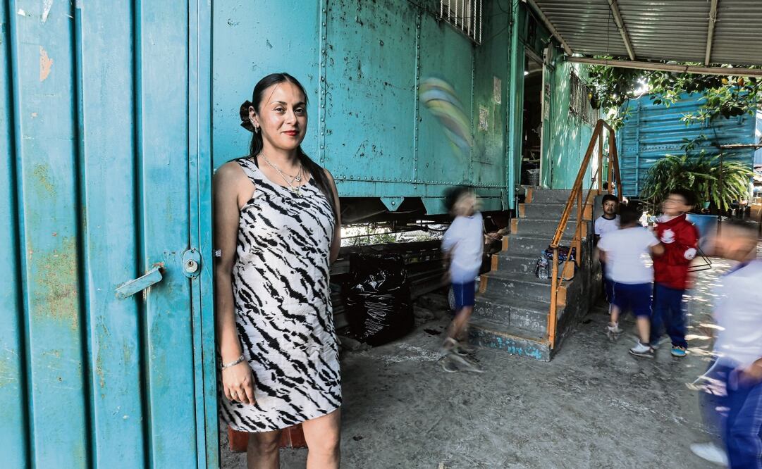 Durante las clases de este miércoles, miss Samantha fue felicitada con anticipación por sus alumnos. Foto: Gabriel Pano / EL UNIVERSAL