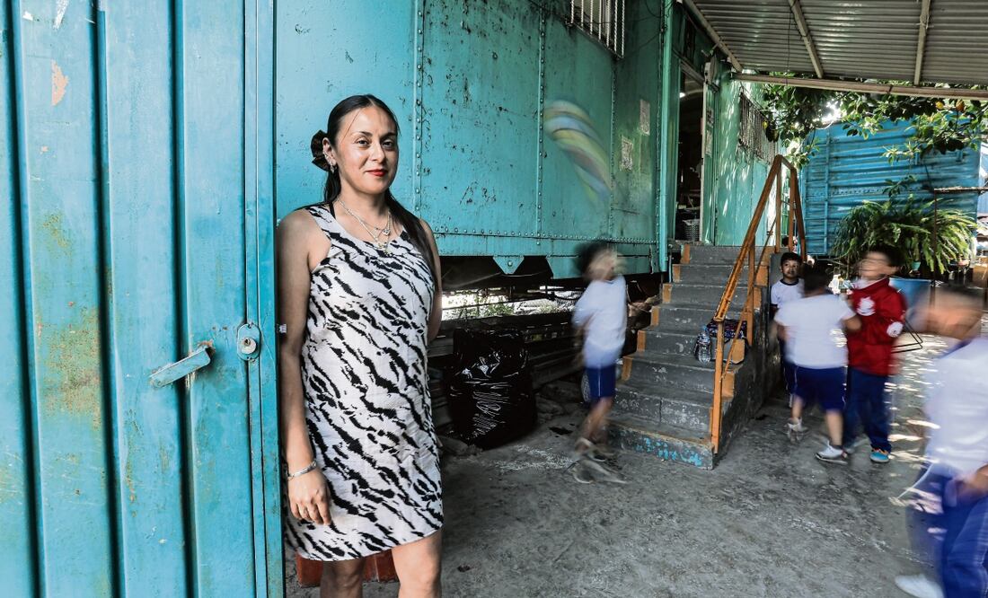 Durante las clases de este miércoles, miss Samantha fue felicitada con anticipación por sus alumnos. Foto: Gabriel Pano / EL UNIVERSAL