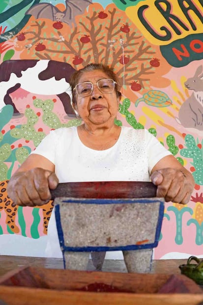 Catalina Yolanda López Márquez descubrió joven las maravillas que ofrece la grana: tintes para textiles, grabado, serigrafía, acuarelas, óleo, alimentos y destilados. Foto: Edwin Hernández / EL UNIVERSAL