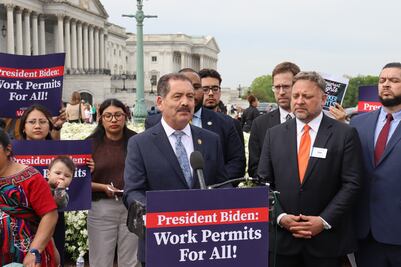 Congresistas demócratas piden a Biden permisos de trabajo para "todos" los indocumentados