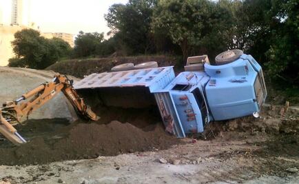 Vuelca camión en avenida Santa Fe