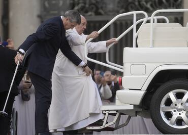 Papa Francisco es auxiliado para subir al papamóvil; problemas de movilidad siguen afectándolo