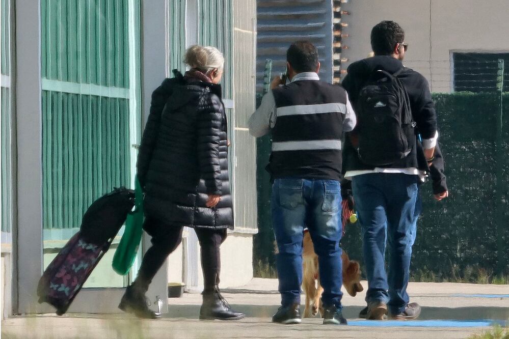 Imagen difundida por API que muestra a la embajadora de México en Ecuador, Raquel Serur Smeke (izq.), abandonando el país en el Aeropuerto Internacional Mariscal Sucre de Quito el 7 de abril de 2024. El personal diplomático de México abandonó Ecuador el domingo, tras la ruptura de relaciones entre ambos países después de que las fuerzas de seguridad de Quito asaltaran la embajada mexicana en un asalto que provocó duras críticas internacionales. FOTO: AFP