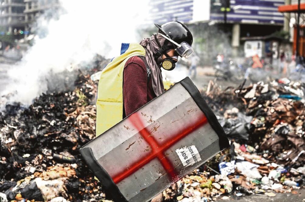 Un venezolano durante la protesta de ayer en la capital venezolana contra la Asamblea Nacional Constituyente que impulsa el gobierno (MIGUEL GUTIÉRREZ. EFE)
