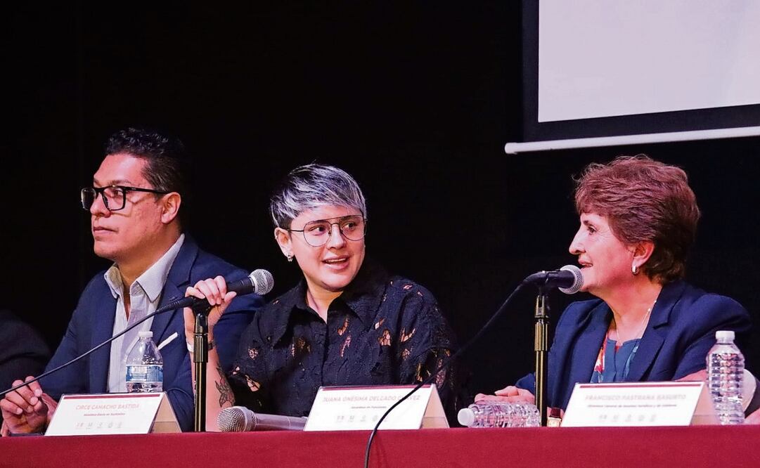 Circe Camacho (centro) expuso que el 2 de agosto se instalará la mesa de transición en la alcaldía. Foto: Especial