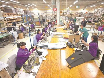 Mujeres trabajan en general 3.1 horas más a la semana que los hombres: Inegi; crece la brecha de género laboral