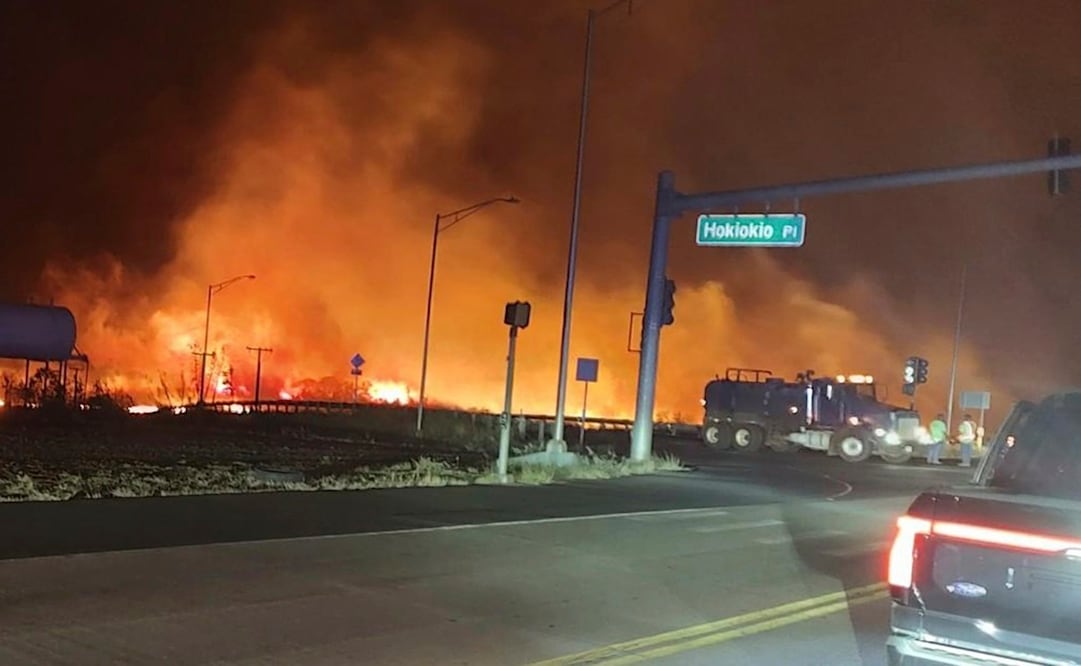 El fuego y el humo que llenan el cielo de los incendios forestales en la intersección de Hokiokio Place y Lahaina Bypass en Maui, Hawái. Foto: AP