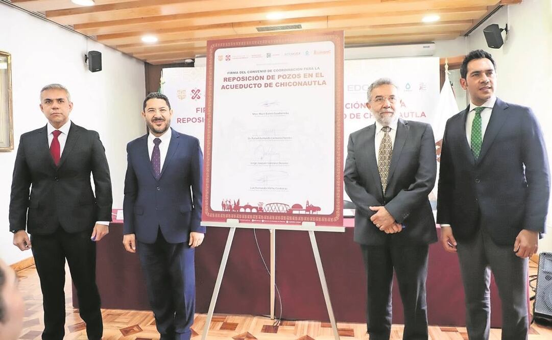 El alcalde Fernando Vilchis y el secretario Martí Batres (izq.), en la firma del acuerdo.