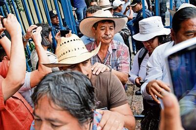 Protegido por la CNTE, marcha y se toma selfies